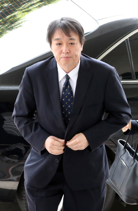 일본이 올해도 독도가 일본의 고유 영토라는 주장을 되풀이한 2018년판 외교청서(한국의 외교백서에 해당)를  각의(국무회의)에 보고한 것과 관련 미즈시마 고이치 주한 일본대사관 총괄공사가 15일 오전 서울 종로구 외교부로 초치되고 있다. 연합뉴스